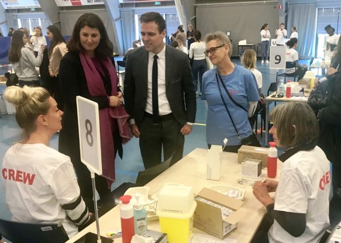 Wethouder Van Ballegooijen is aanwezig bij de start van de aftrap van de meningokokkenvaccinatie in Amstelveen