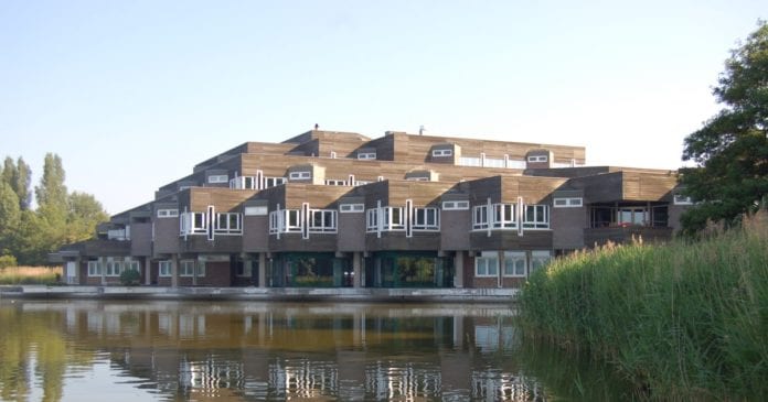 Raadhuis bij water