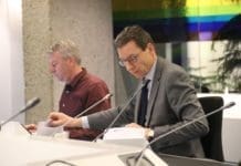 Poppens voor demonstratie met gezichtsbedekking