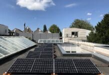 Zonnepanelen glinsteren op Schiphol