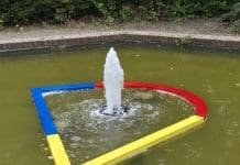 Backhuijs-kunst in vijvers bij raadhuis