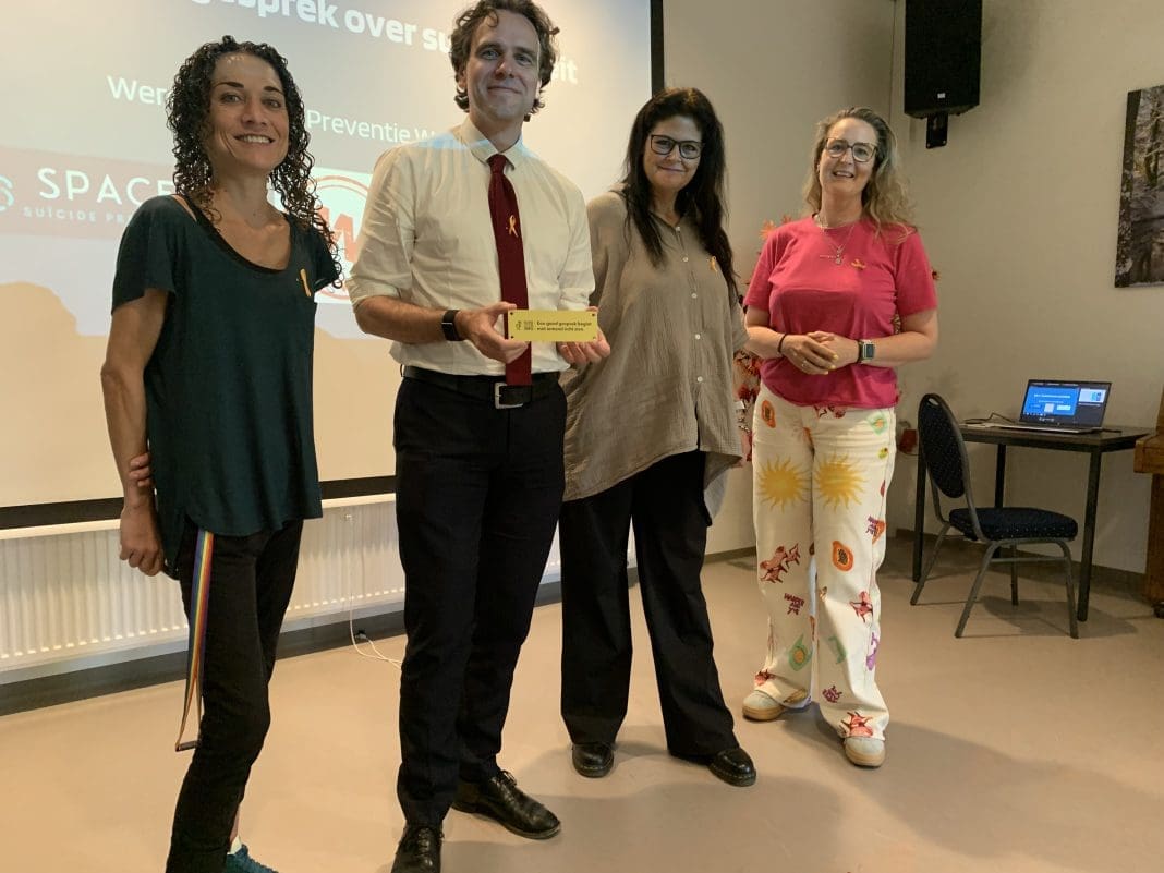140 11092025 Wethouder Marijn van Ballegooijen met ervaringsdeskundigen in wijkcentrum De Bolder