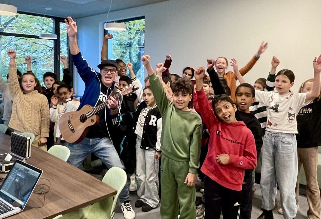 Groep 6 van De Horizon oefent het Boomfeestdaglied