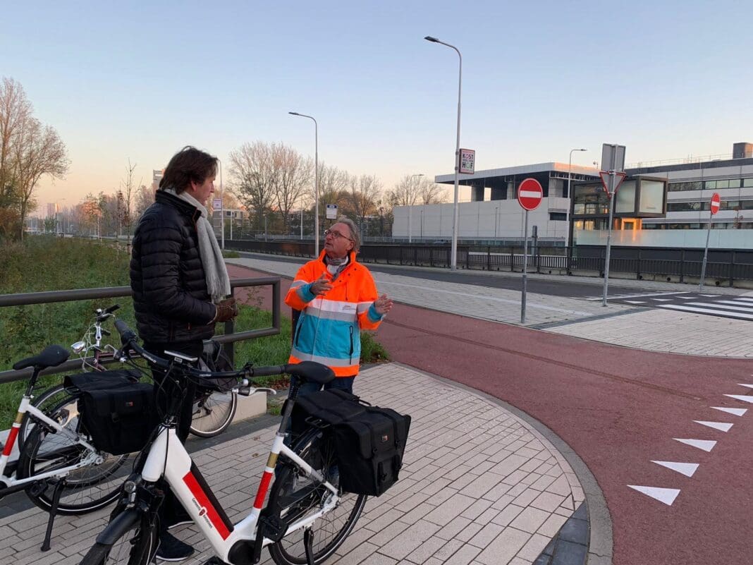 039 03032026 Wethouder Herbert Raat en Ben Westendorp van VVN bij de rotonde Sportlaan