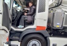 Twee elektrische afvalwagens