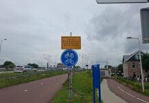 Tijdelijke borden op fietspad N522 weg