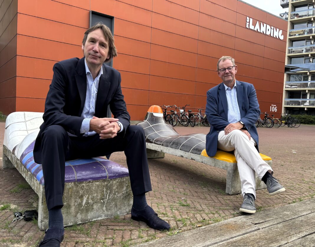 088 08062026 Wethouder Herbert Raat en Rein Schurink van de ABK op de mozaïekbankjes van Jan Snoeck