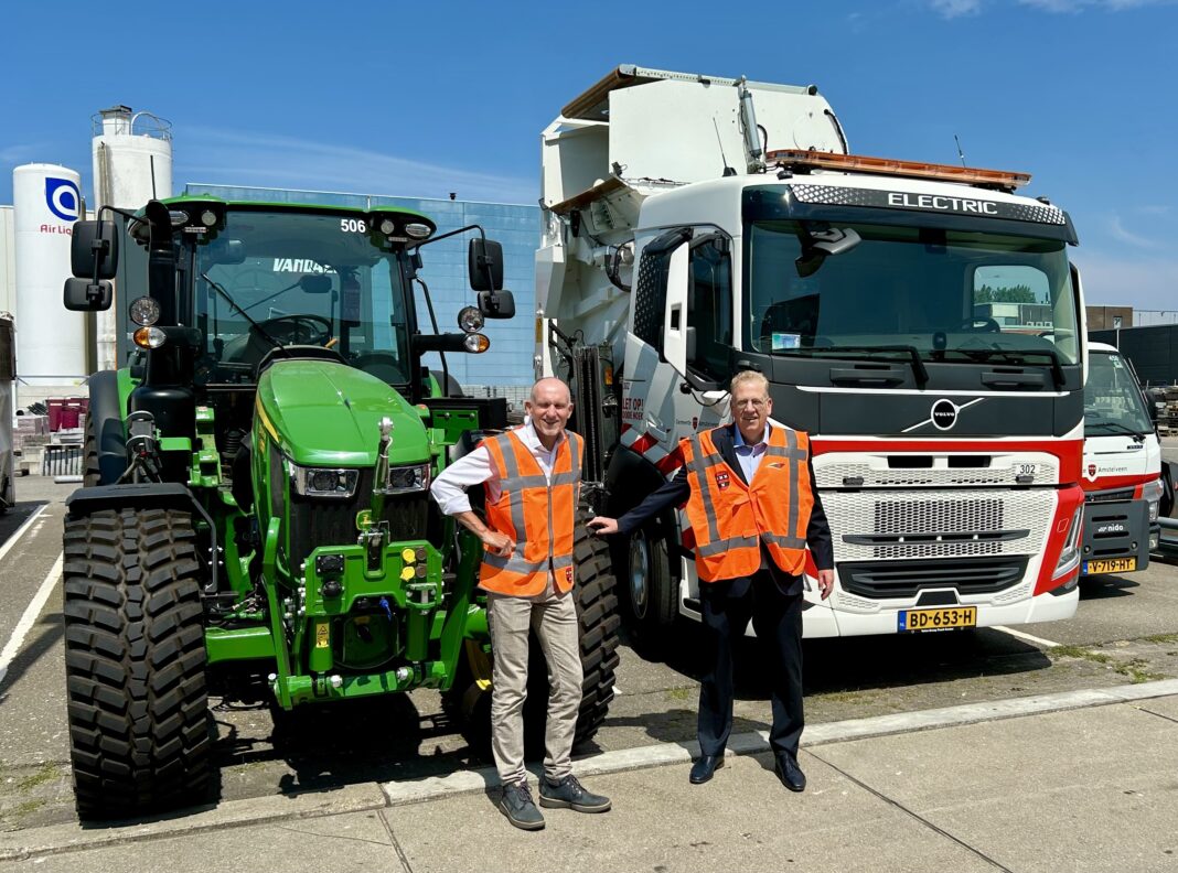 Wethouder Slettenhaar bij een elektrisch afvalophaaltruck bij de gemeentewerf