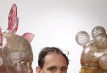 Glasexpositie in 35-jarig museum JAN