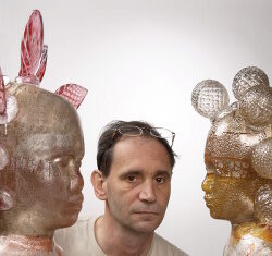 Glasexpositie in 35-jarig museum JAN