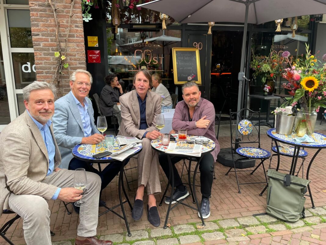 Tom van Dijk en directeur Bert Winthorst van de gemeente en Wethouder Herbert Raat feliciteerden Bistro Toost en eigenaar Robbert Veuger